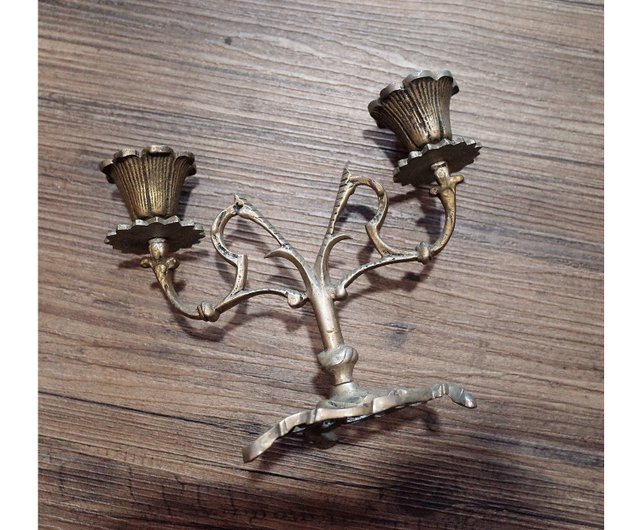 スペインから収集された、初期の手作り銅製銀メッキ花形二口燭台。二槽