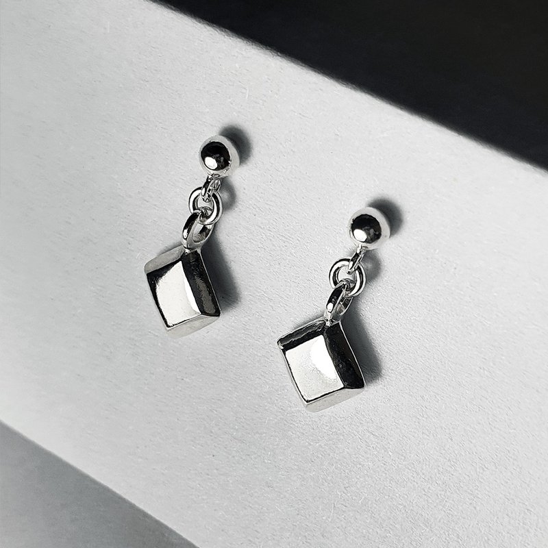 (925 Sterling Silver) Simple Diamond Charm Earring - 耳環/耳夾/耳骨夾 - 純銀 銀色