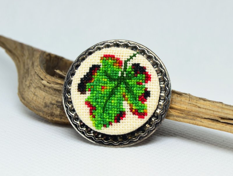 綠葉刺繡圓形胸針十字繡自然飾品手工製作的禮物送給她 - 胸針 - 繡線 綠色