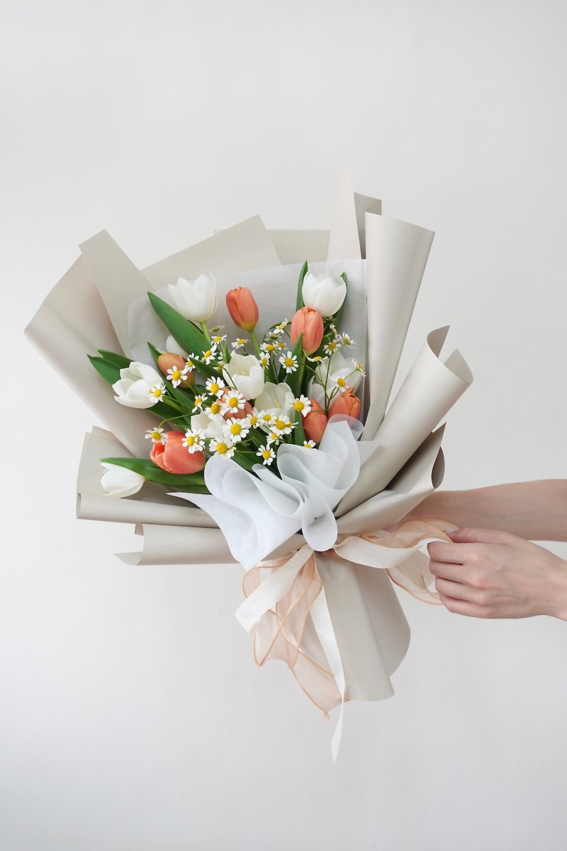 2024 Graduation Tulip Bouquet Korean Style Bouquet Birthday Bouquet Girlfriend Gift - ตกแต่งต้นไม้ - พืช/ดอกไม้ ขาว