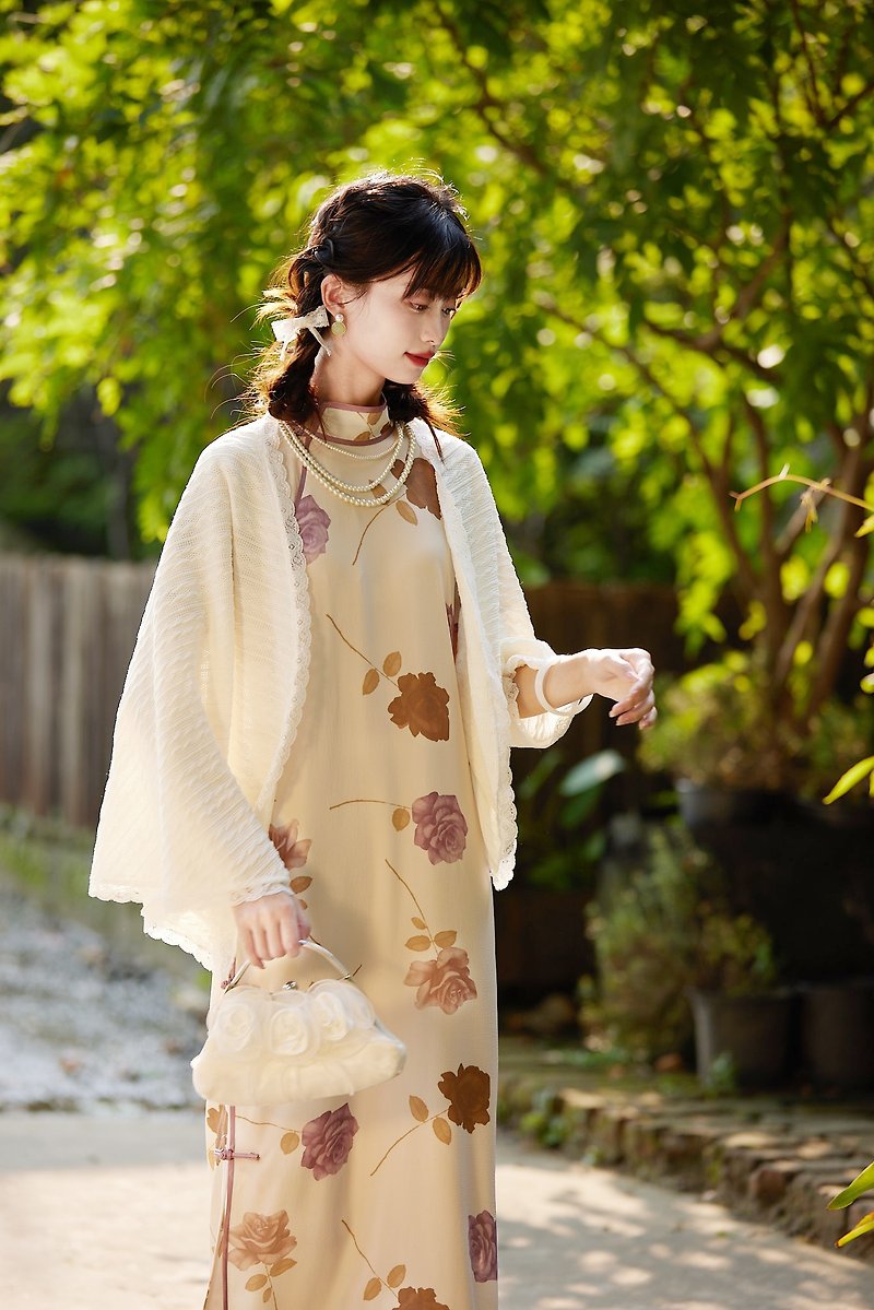 白色 溫柔蕾絲花邊針織披肩外套搭配旗袍 新中式中秋春節改良洋裝 - 女大衣/外套 - 聚酯纖維 白色