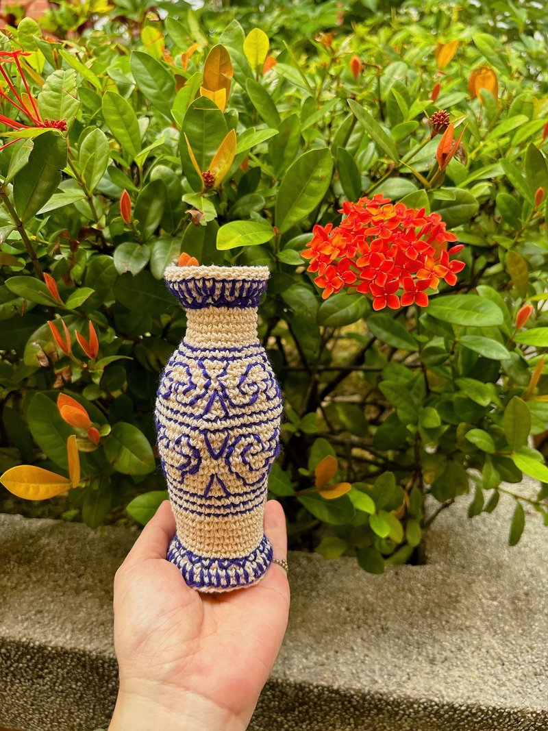 Rutu Teng Begonia Vase Blue and White Porcelain Style Hand-woven Flower Arrangement - Pottery & Ceramics - Cotton & Hemp White