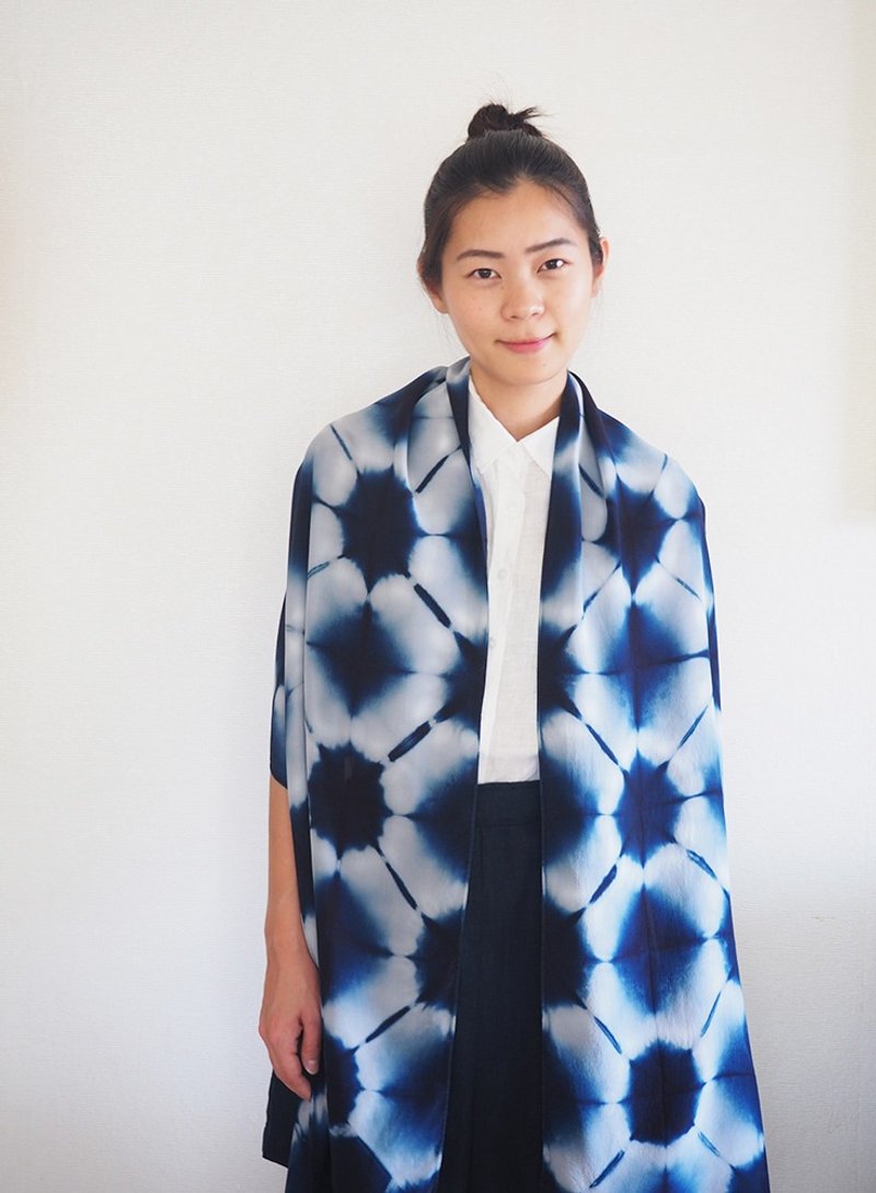 Indigo shibori silk scarf - 絲巾 - 絲．絹 藍色