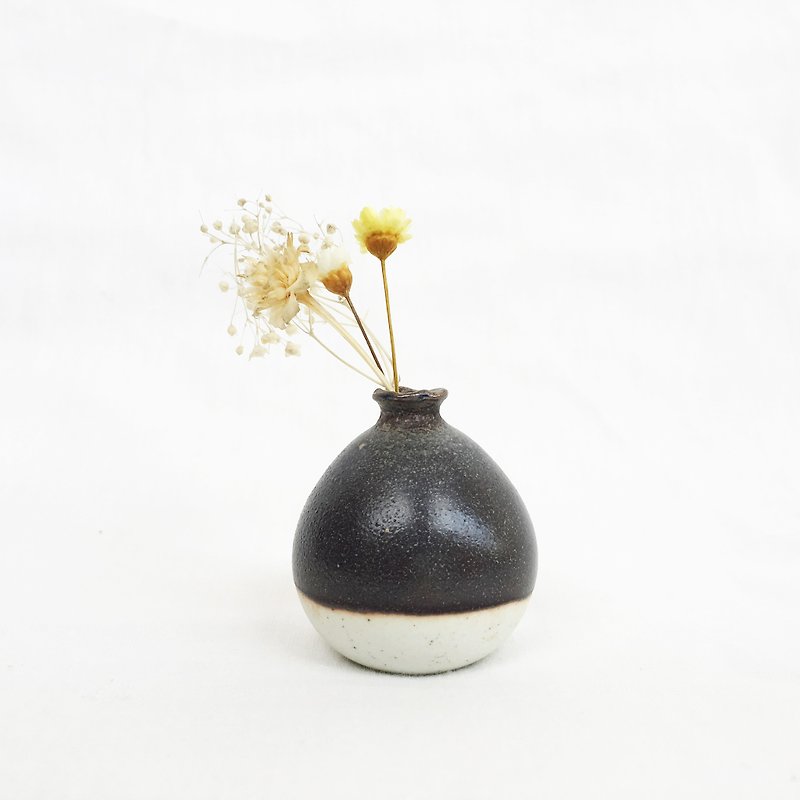 Handmade Mini Vase - Metallic Black - ตกแต่งต้นไม้ - ดินเผา สีดำ
