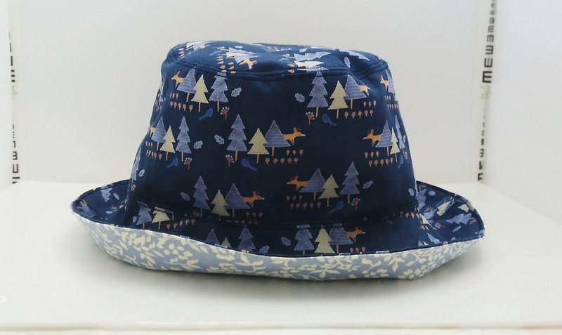 Deep Blue Forest Fox & French Elegant Flower Shadow Double Sided Fisherman Hat Visor - หมวก - ผ้าฝ้าย/ผ้าลินิน สีน้ำเงิน