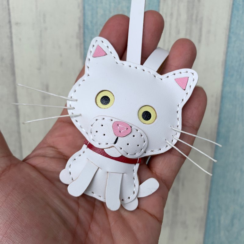 癒しの小さな白いかわいい子猫手縫い革チャーム小サイズ - キーホルダー・キーケース - 革 ホワイト