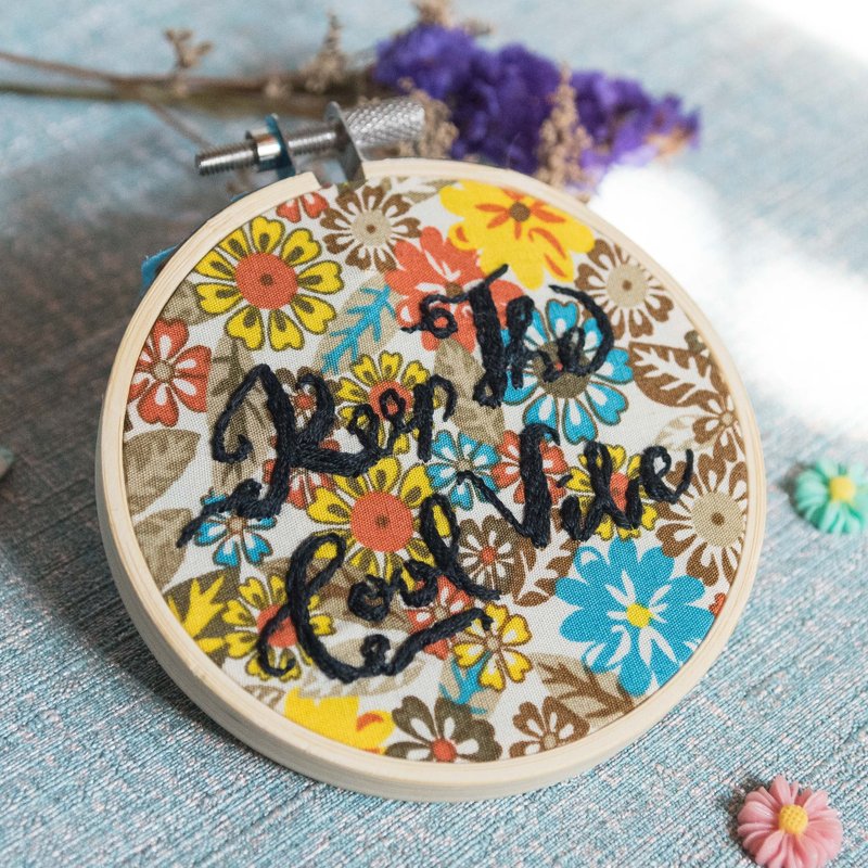 【刺繡文字】手作刺繡框　Keep The Cool Vibe - 擺飾/家飾品 - 棉．麻 多色