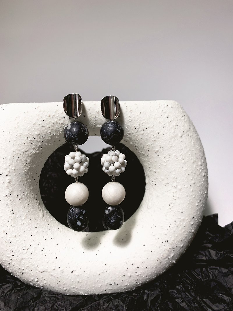 Aedes meteorite Stone drape-style earrings ear acupuncture - Earrings & Clip-ons - Pottery Black