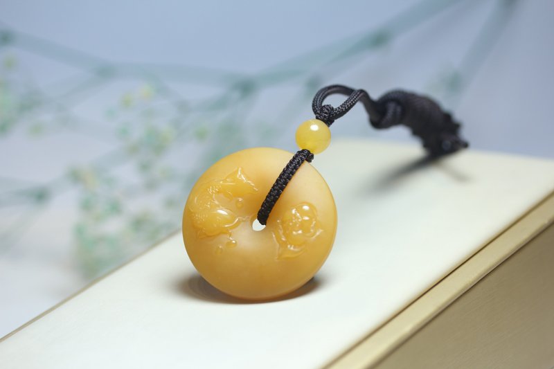 【平安扣】 魚樂蓮年 天然黃龍玉 項鏈 掛件 吊墜 - 項鍊 - 玉石 黃色