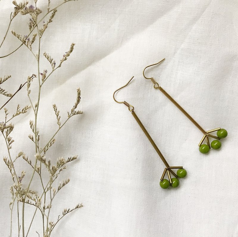 綠色果子黃銅長耳環 - 耳環/耳夾 - 其他金屬 綠色