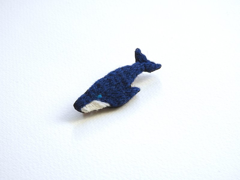 Blue eyed whale embroidery brooch pin - เข็มกลัด - งานปัก สีน้ำเงิน