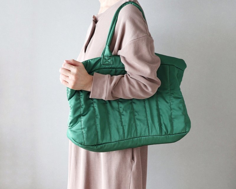 Made to order, shoulder tote bag (glossy green) Convenient for working in a cafe, can also fit a laptop - กระเป๋าถือ - ไฟเบอร์อื่นๆ สีเขียว