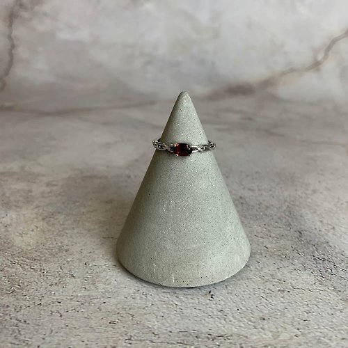 璃珠 RIJU |鑲嵌珠寶| 紅石榴石 鑲嵌寶石四爪橢圓形環形鈕扣戒指 一物一圖