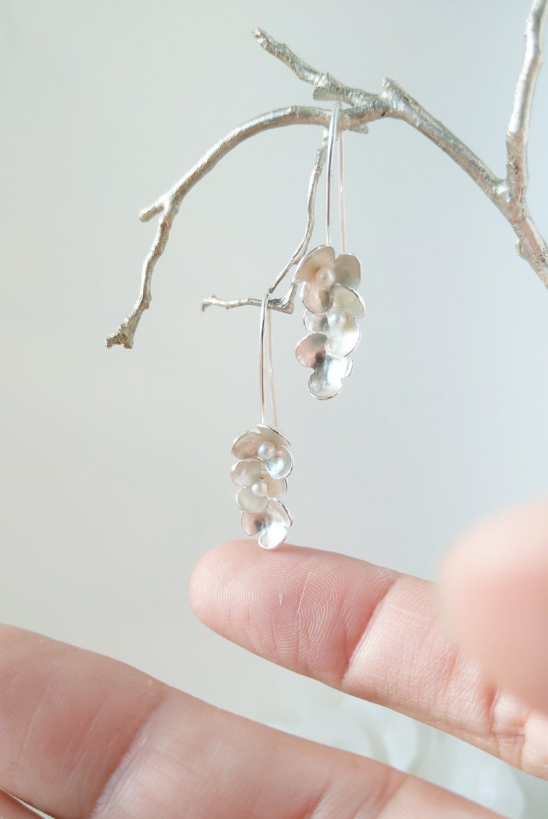 繡球小花瓣 純銀珍珠耳勾 - 耳環/耳夾/耳骨夾 - 其他金屬 銀色