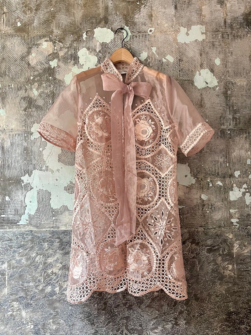 裊裊百貨公司-Vintage Loranzo Romanza藕粉刺繡立體花透膚罩衫 - 其他 - 絲．絹 