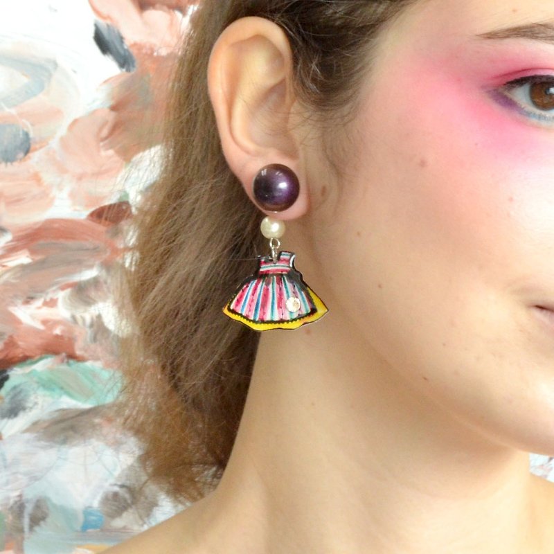 TIMBEE LO 珠子耳釘綴小女孩裙子吊飾 全人手製作 HANDMADE - 耳環/耳夾 - 塑膠 多色
