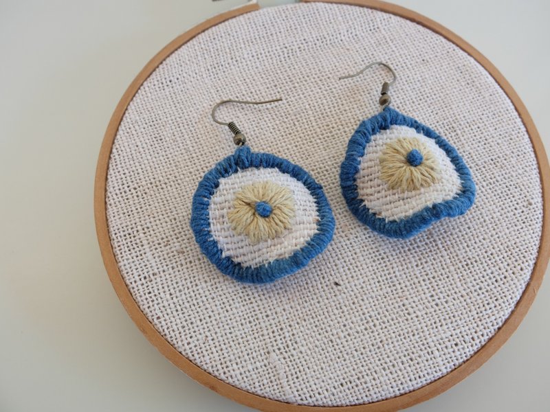 Handmade earrings-embroidered with natural dyes thread on handwoven cotton fabric - 耳環/耳夾/耳骨夾 - 紙 黃色