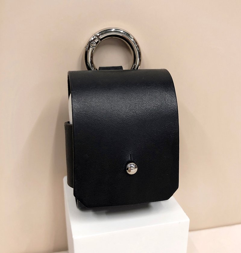 Minimalist style leather AirPods case (personalized, gift) - Black - ที่เก็บหูฟัง - หนังแท้ สีดำ