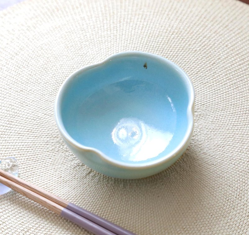 水色釉薬の三つ葉小鉢 - 碗 - 陶 藍色