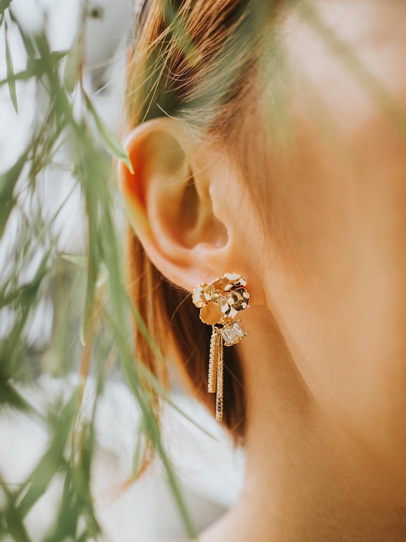 'She Blooms' gold plated earrings - ต่างหู - โลหะ สีทอง