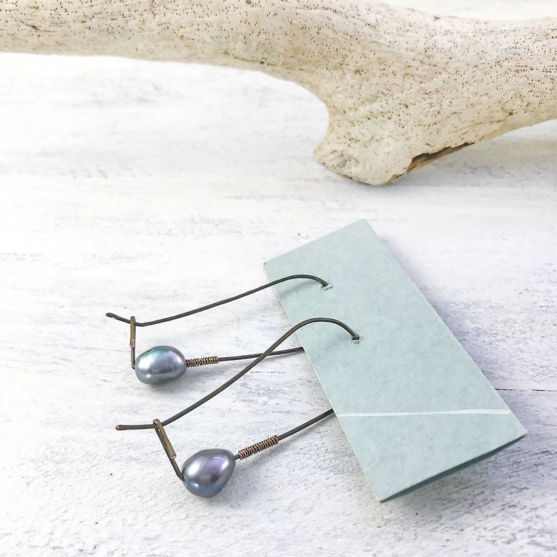 Flower Power Copper Braided Earrings - One-Piece Earrings wire jewelry Handmade freshwater pearls Bohemia - ต่างหู - โลหะ สีเทา