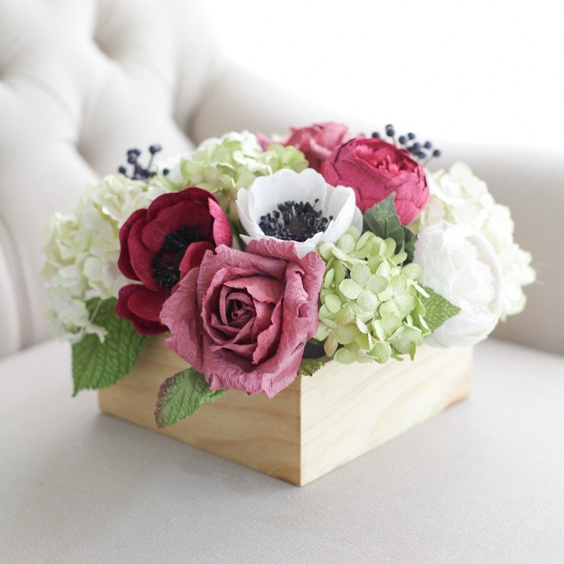 WC104 : ดอกไม้ในกล่องไม้ สำหรับตกแต่งโต๊ะในงานแต่งงาน โทนสีเบอร์กันดี - ผ้ารองโต๊ะ/ของตกแต่ง - กระดาษ สีม่วง