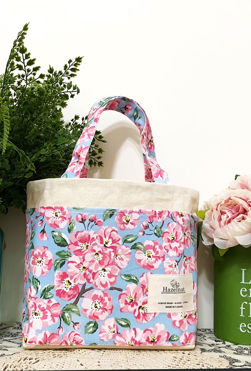 Nordic pastoral style light blue pink flower bag hand tote bag small bag - กระเป๋าถือ - ผ้าฝ้าย/ผ้าลินิน สึชมพู
