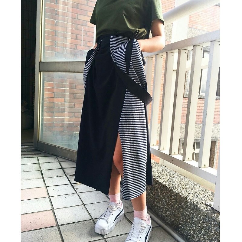 [Skirt] Strap stitching split skirt _ black fight blue gray stripes - Skirts - Cotton & Hemp Black