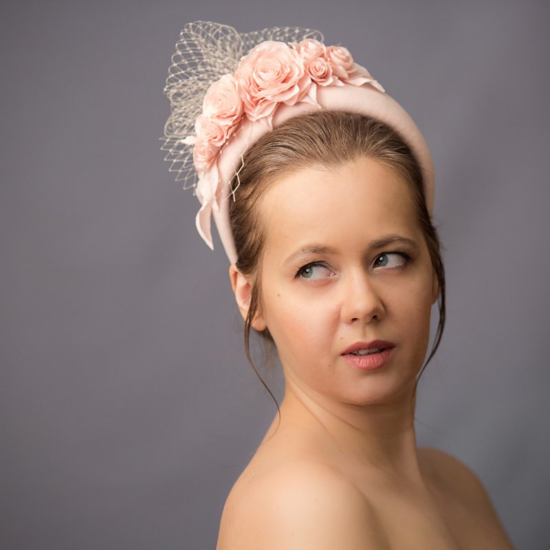 Blush pink fascinator. Wedding guest hairband Nude statement fascinator headband - ที่คาดผม - วัสดุอื่นๆ สึชมพู