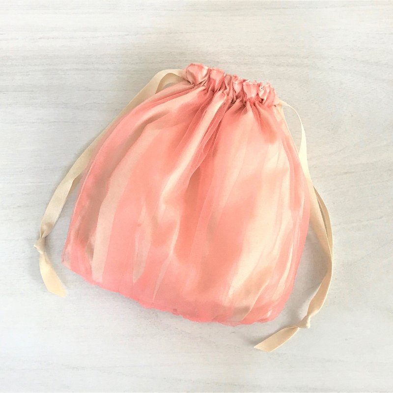 オーバーチュール ギャザー巾着 コーラルピンク - 化妝包/收納袋 - 棉．麻 粉紅色
