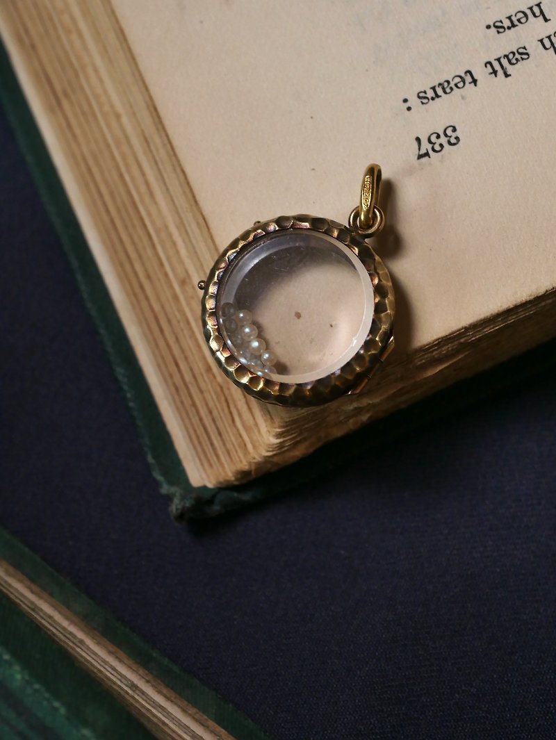 Late 19th century French hand-knocked pearl photo pendant - Necklaces - Other Metals Gold