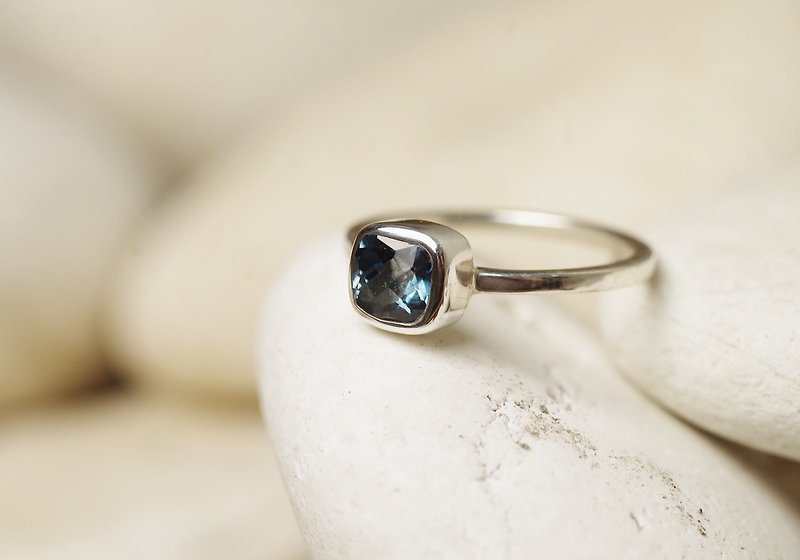 London Blue Topaz Ring - Gemstone Ring - แหวนทั่วไป - เงินแท้ สีน้ำเงิน