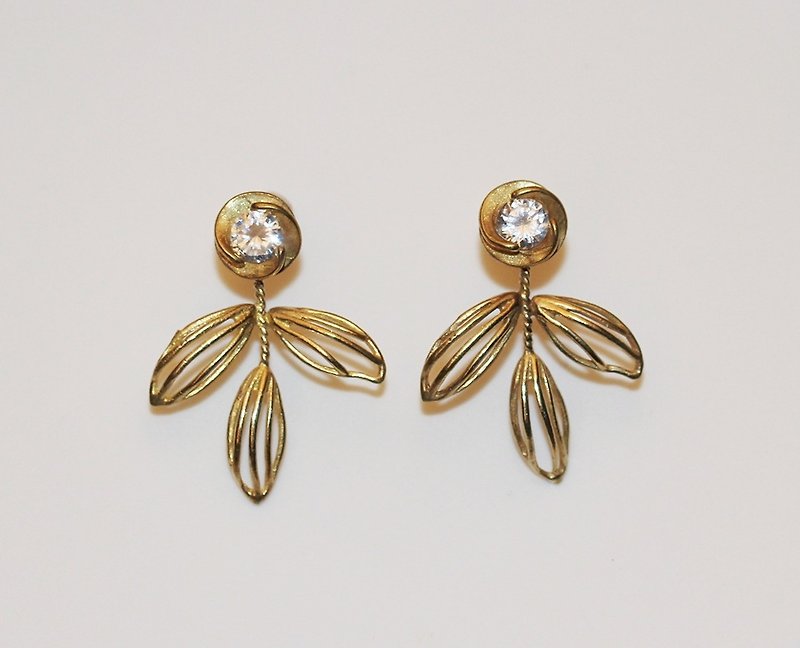古典花瓣黃銅鋯石耳環 - 耳環/耳夾 - 寶石 金色