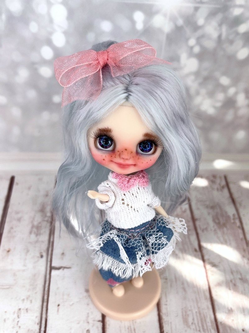 Small Blythe doll with blue eyes. Beautiful miniature Blythe doll with blue hair - 玩偶/公仔 - 塑膠 藍色
