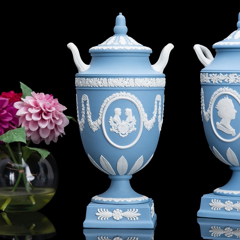 100個限定 ウェッジウッド ビワン レリーフ 1986年 結婚記念 陶製花瓶 トロフィー - 花瓶・植木鉢 - 磁器 