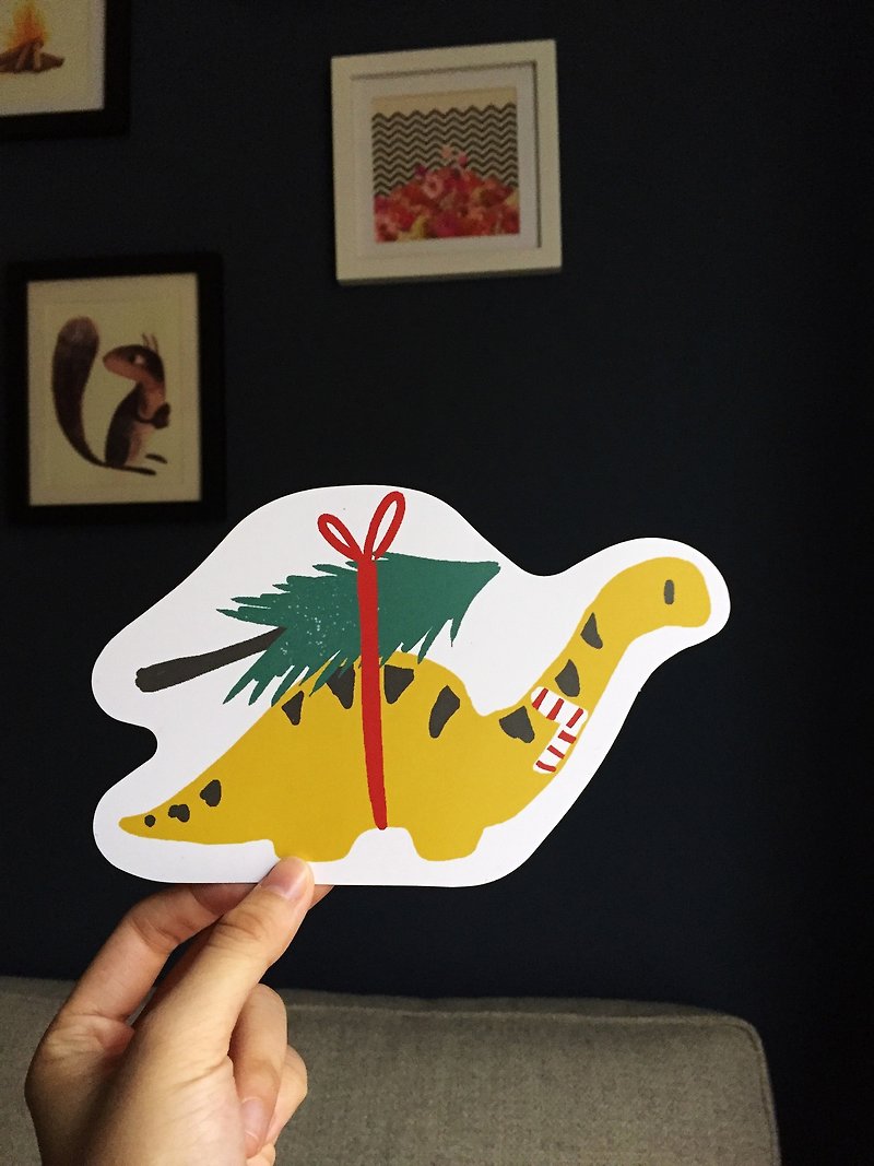ブロントサウルスカード、クリスマスカード、ポストカード、クリスマスツリーを家に移動する小さな恐竜 - カード・はがき - 紙 イエロー
