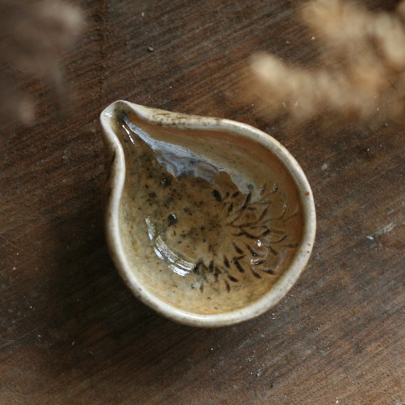 Hand kneading rosemary in wood-fired pottery oil bowl - น้ำหอม - ดินเผา สีกากี