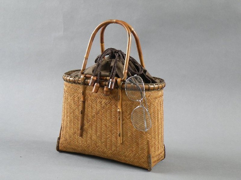 Bamboo basket bag Car bag Mesa knitting smoked bamboo drawstring - กระเป๋าถือ - ไม้ไผ่ สีนำ้ตาล