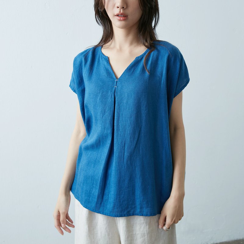 V-neck top with contrasting stitching  - Blue - เสื้อผู้หญิง - ผ้าฝ้าย/ผ้าลินิน สีน้ำเงิน