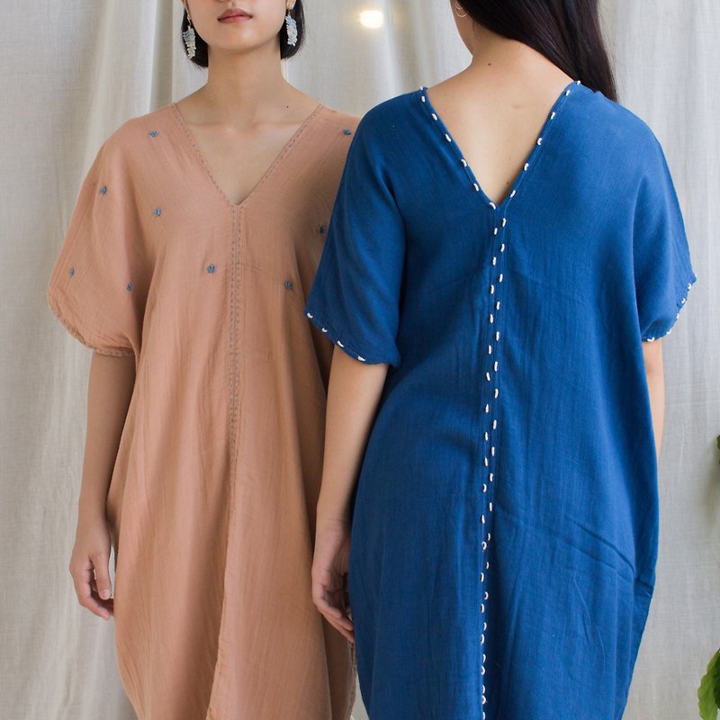 Indigo karen dress with white worm hand embroidery - ชุดเดรส - ผ้าฝ้าย/ผ้าลินิน สีน้ำเงิน