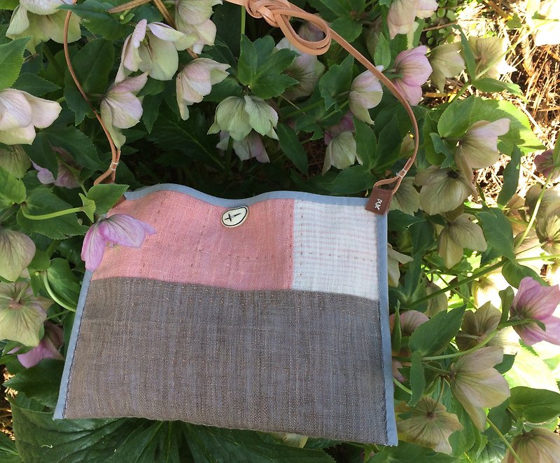 Hand-woven hemp shoulder bag quilt C - กระเป๋าแมสเซนเจอร์ - ผ้าฝ้าย/ผ้าลินิน 