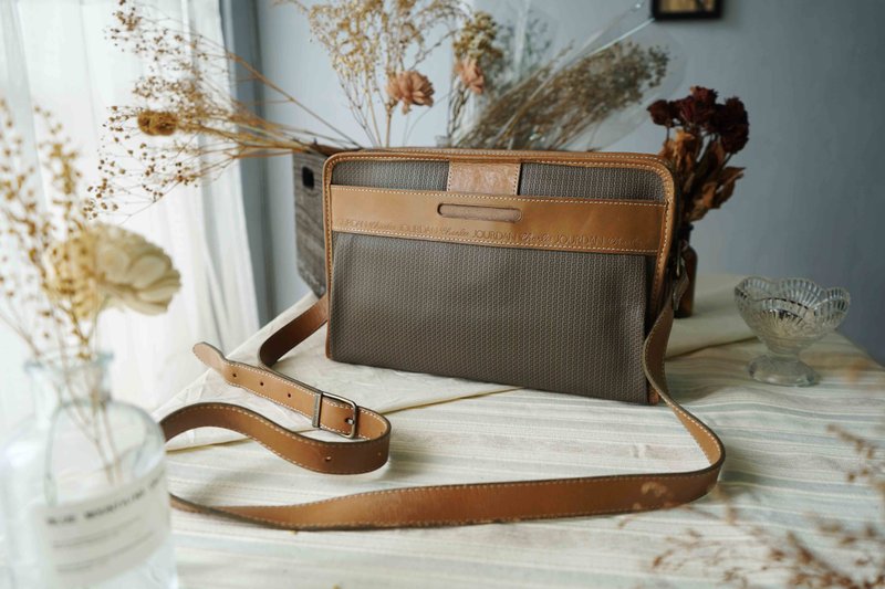 Treasure hunting retro antique bag-charles jourdan Khaki Brown embossed shoulder postman bag school bag - กระเป๋าแมสเซนเจอร์ - วัสดุอื่นๆ สีกากี