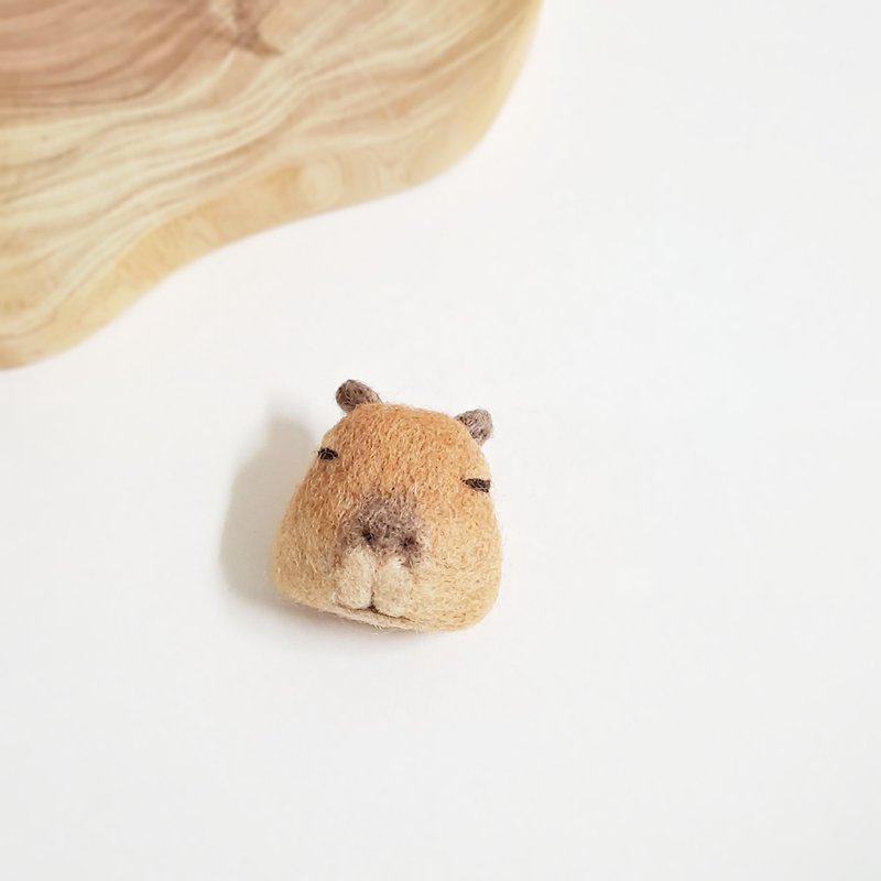 Capybara front face wool felt pin capybara wool felt pin brooch - เข็มกลัด - ขนแกะ สีนำ้ตาล