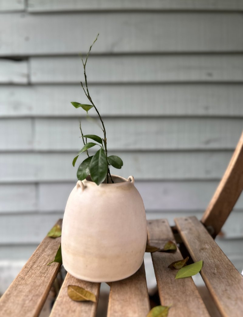 Handmade pottery vase/milky white vase - ของวางตกแต่ง - ดินเผา 