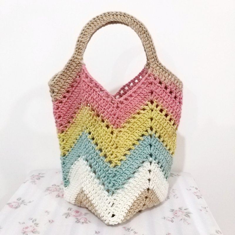 Square bottom handbag section dyed rainbow cold hand crocheted - กระเป๋าถือ - ผ้าฝ้าย/ผ้าลินิน หลากหลายสี