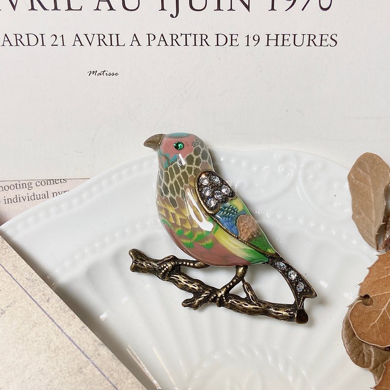 [Western Antique Jewelry] Rare three-dimensional round bird color enamel craft porcelain brooch brooch necklace - เข็มกลัด - เครื่องประดับ หลากหลายสี