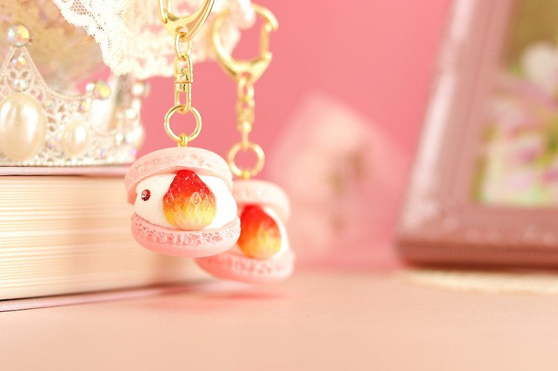 Macaron Keychain (Strawberry) Pink Macaron Keychain Fake Sweets Resin Clay - ที่ห้อยกุญแจ - ดินเหนียว สึชมพู