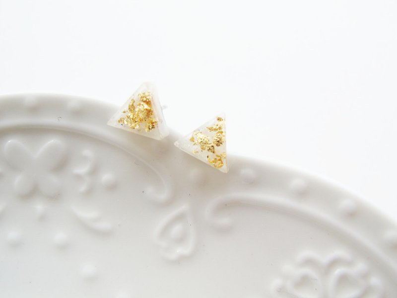 ＊Rosy Garden＊White triangle resin earrings - Earrings & Clip-ons - Other Materials White