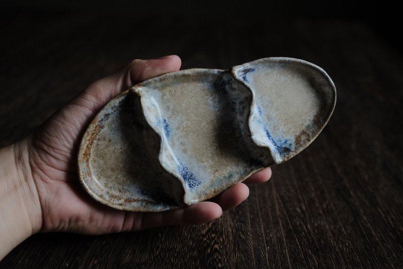 The clouds in the sky are reflected in the accumulated water after the rain. Swinging between the two. A long dish. - Plates & Trays - Pottery Multicolor