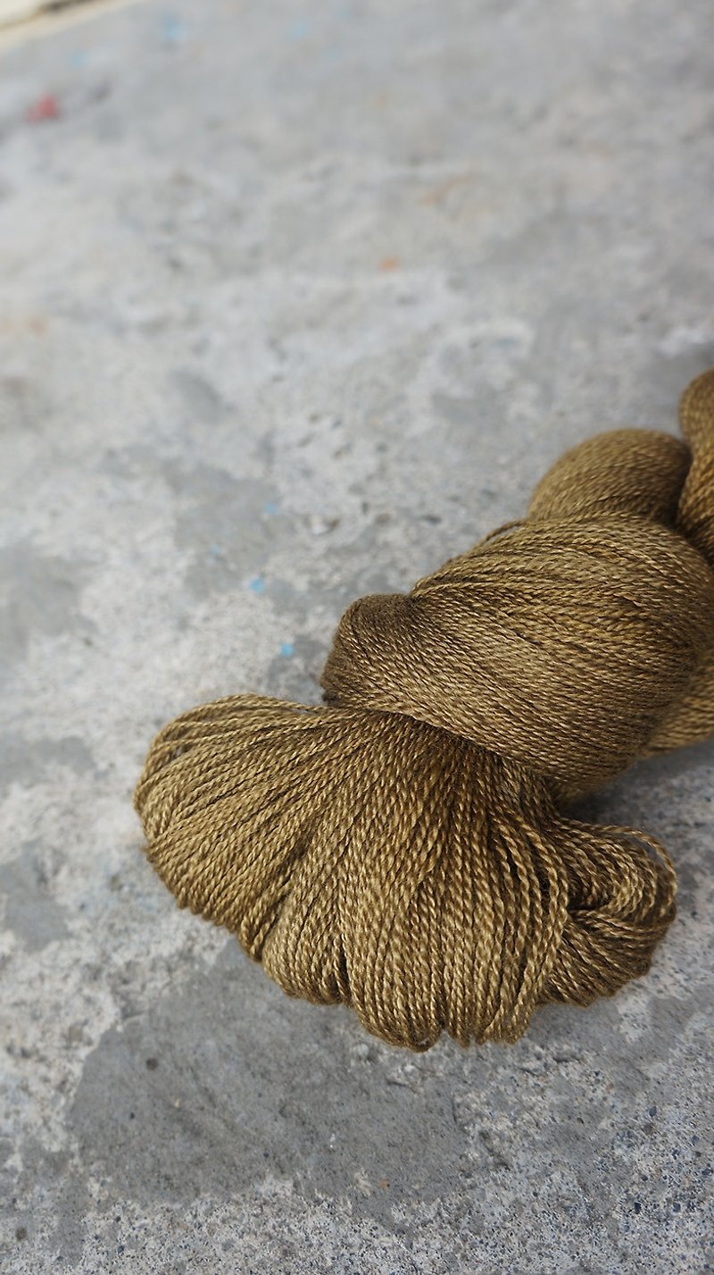 手染線。橄欖。(超水洗美麗諾/絲/蕾絲線) - 編織/刺繡/羊毛氈/縫紉 - 絲．絹 
